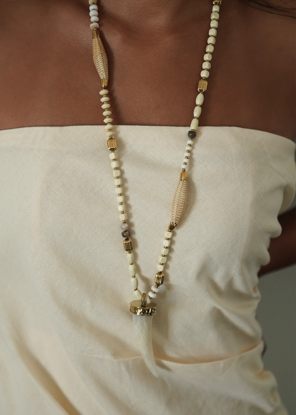 Collier sautoir bohème perles et pendentif corne