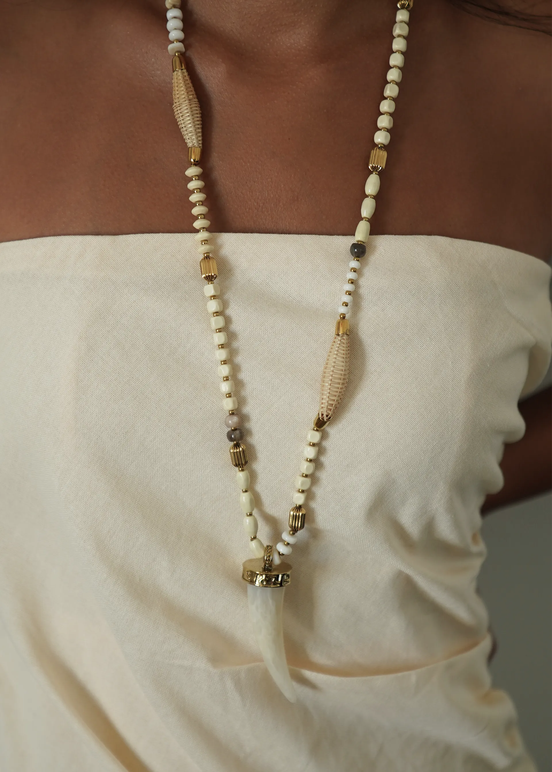 Collier sautoir bohème perles et pendentif corne