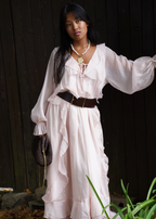 Robe longue rose fluide à volants bohème