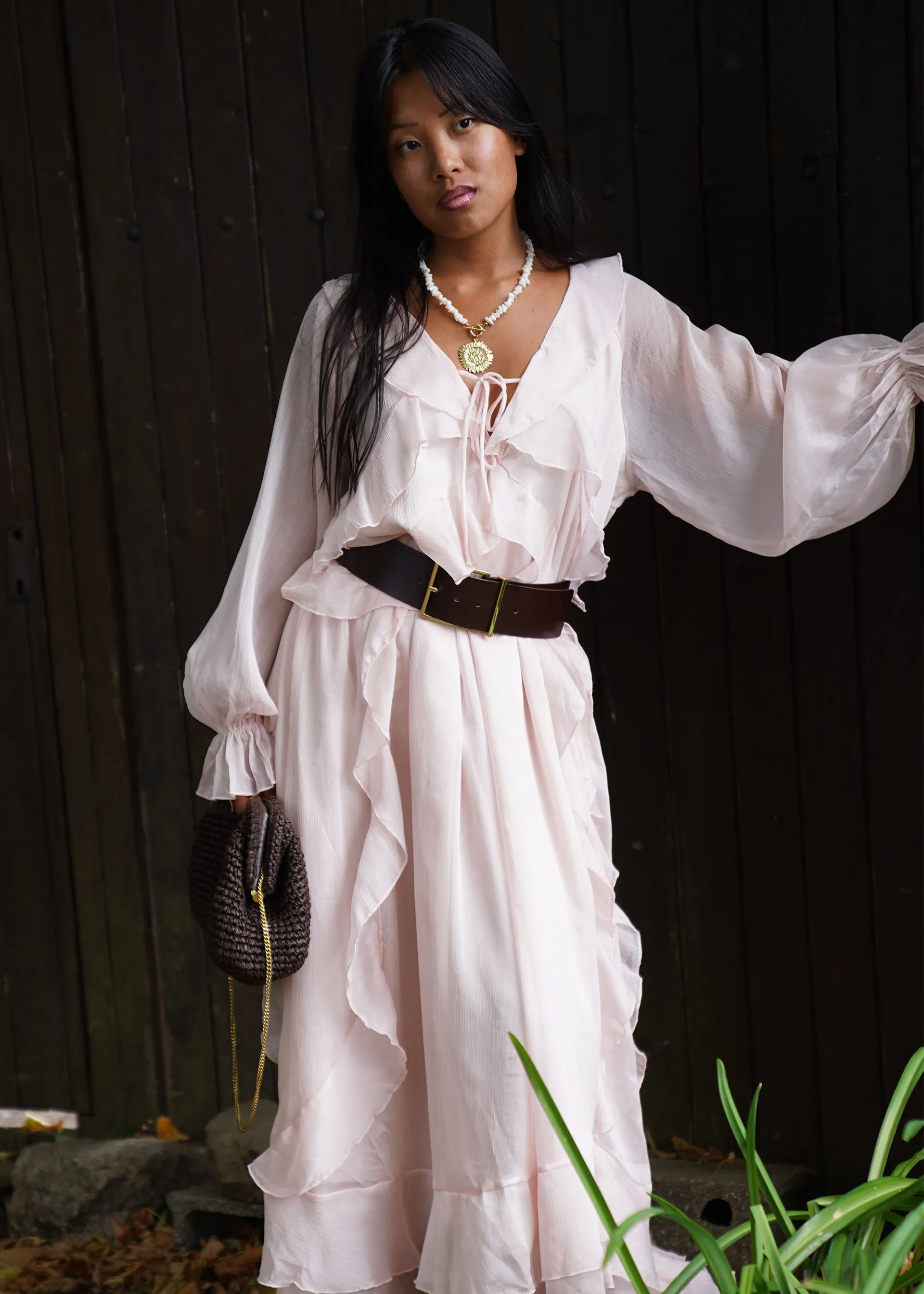 Robe longue rose fluide à volants bohème