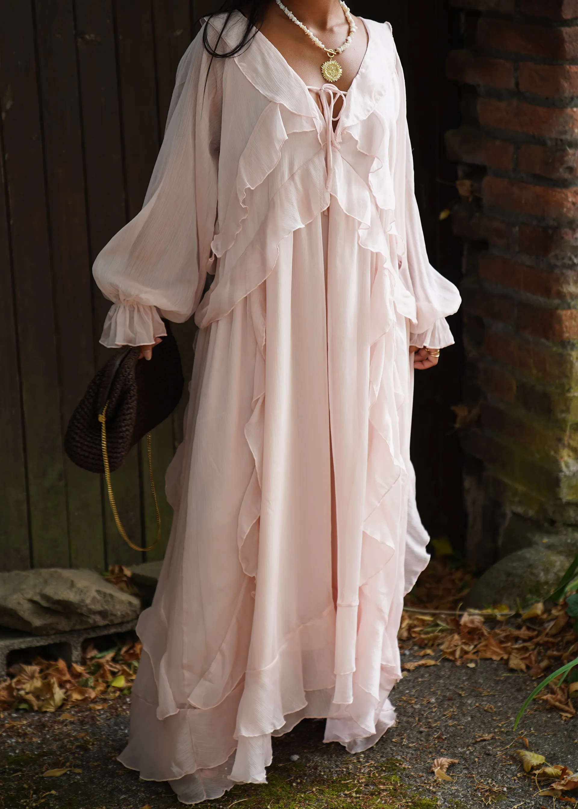 Robe longue rose fluide à volants bohème