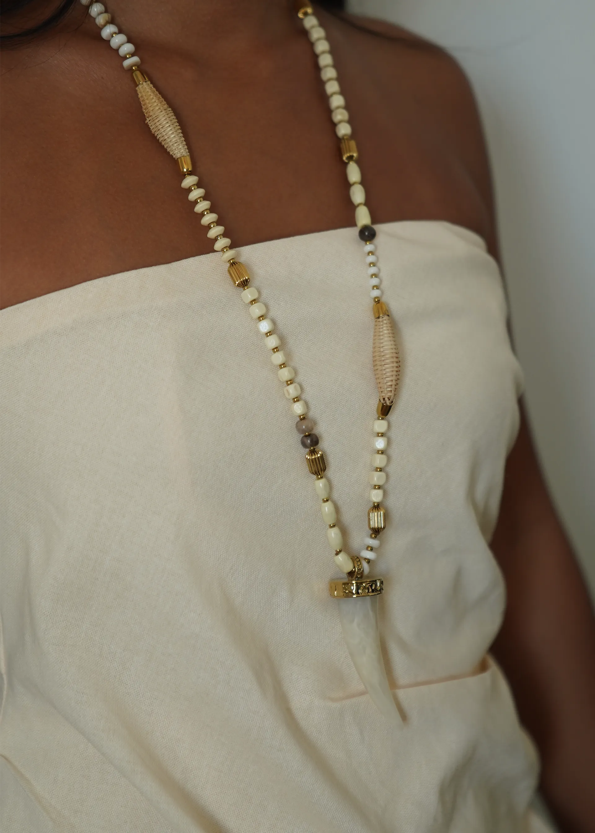 Collier sautoir bohème perles et pendentif corne