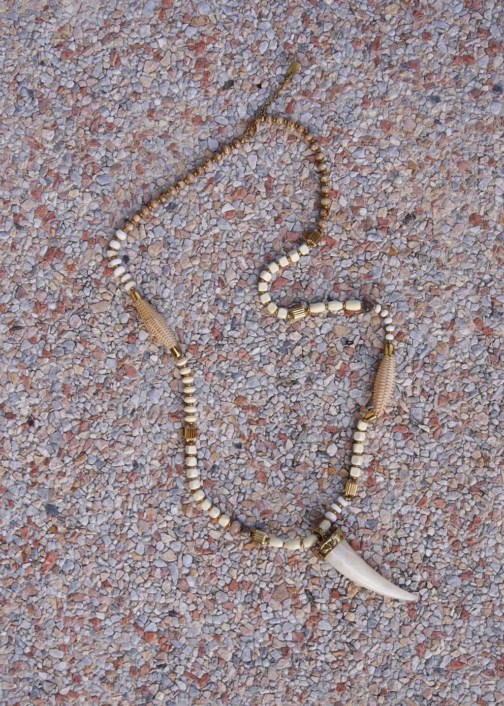 Collier sautoir bohème perles et pendentif corne