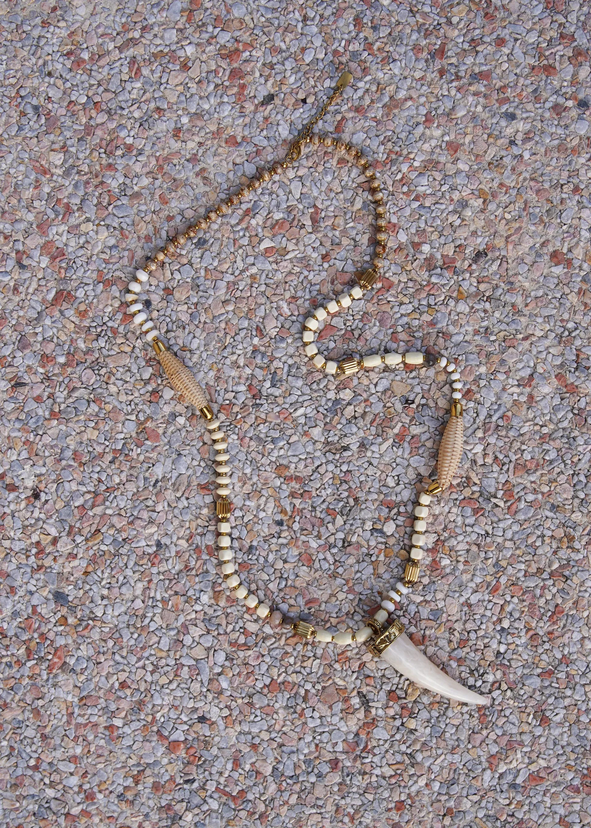 Collier sautoir bohème perles et pendentif corne