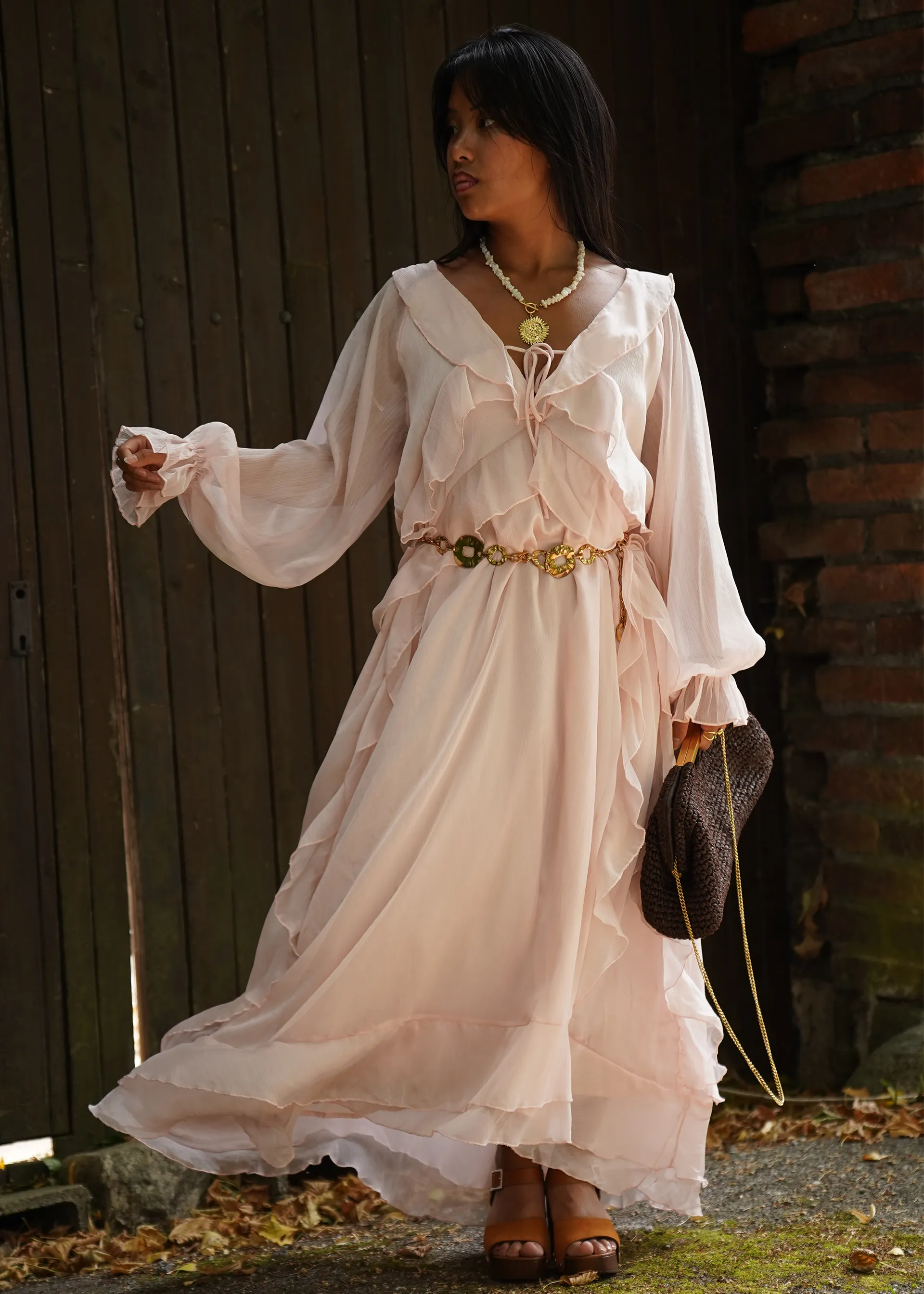 Robe longue rose fluide à volants bohème