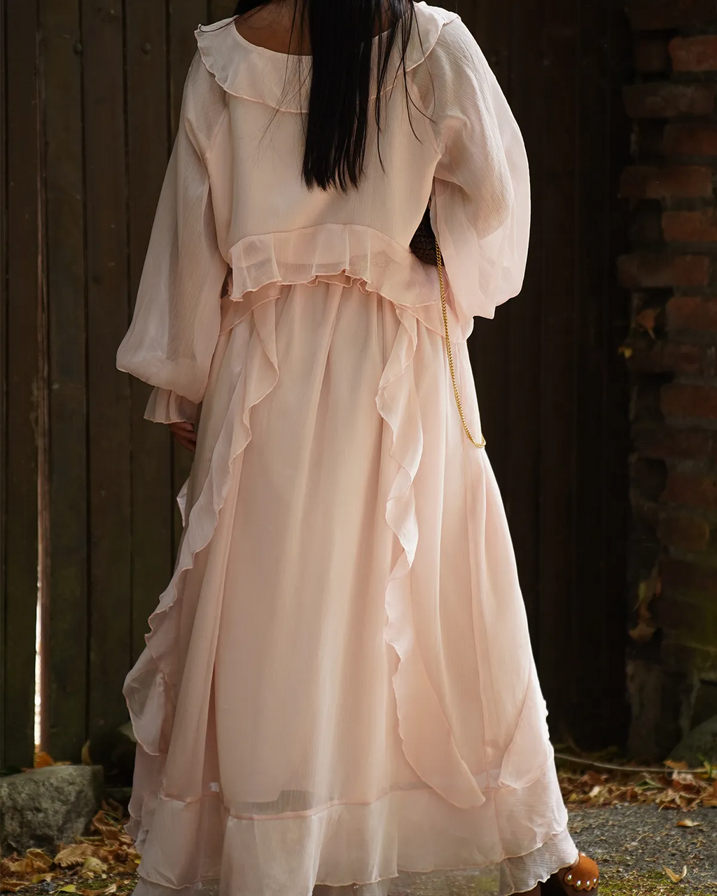 Robe longue rose fluide à volants bohème