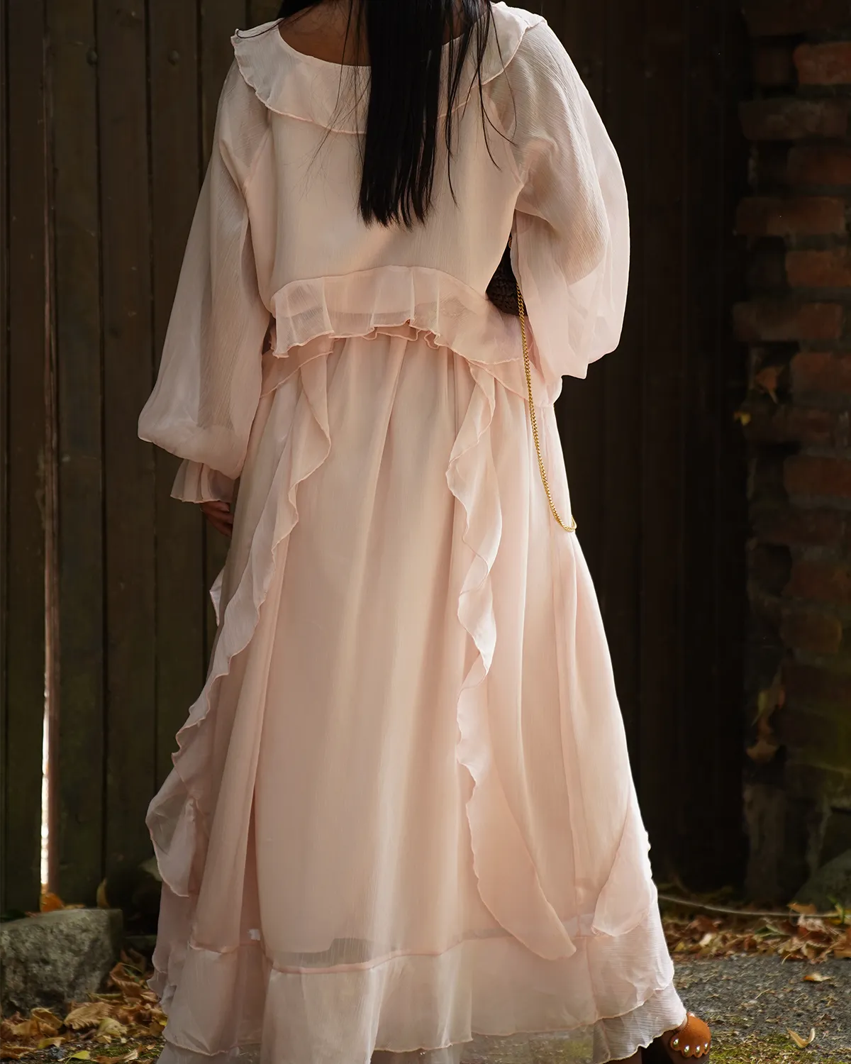 Robe longue rose fluide à volants bohème