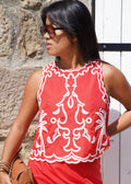 Top rouge sans manches avec broderies